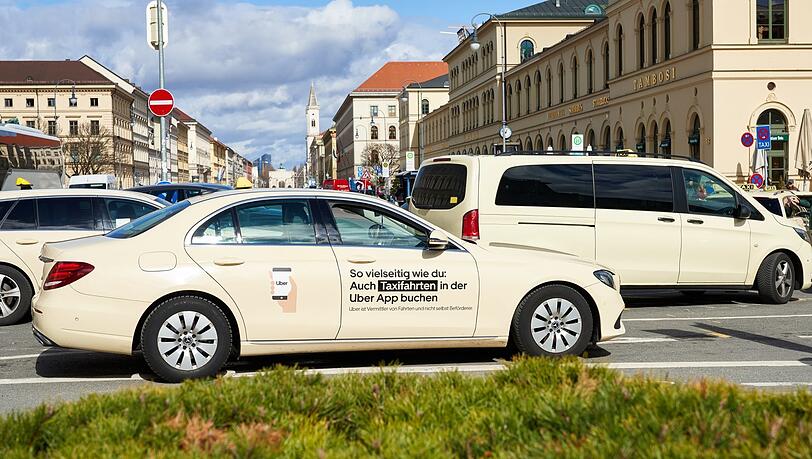 So sehen die Münchner Taxis aus, die inzwischen Verträge mit Uber abgeschlossen haben, um Zusatzverdienste zu erlösen. So sehen die Münchner Taxis aus, die inzwischen Verträge mit Uber abgeschlossen haben, um Zusatzverdienste zu erlösen.