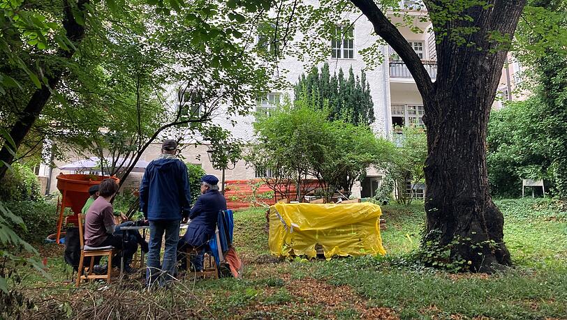 Fr&uuml;h um halb 8 am vergangenen Montag: Als ein Baumf&auml;llertrupp im gr&uuml;nen Hinterhof der Lindenschmitstra&szlig;e 25 auftaucht, eilen die Bewohner nach drau&szlig;en, stellen Tisch und Klappst&uuml;hle auf und starten ein Guerilla-Fr&uuml;hst&uuml;ck. Bis die Baumf&auml;ller wieder abziehen &ndash; unverrichteter Dinge.