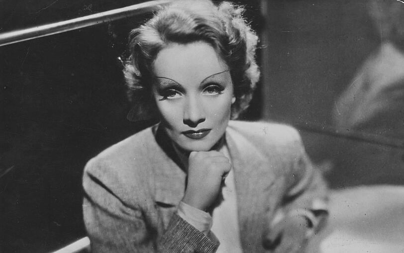 Obwohl Filmikone Marlene Dietrich 1901 geboren wurde, gab sie zeitlebens 1904 als Geburtsjahr an. Obwohl Filmikone Marlene Dietrich 1901 geboren wurde, gab sie zeitlebens 1904 als Geburtsjahr an.