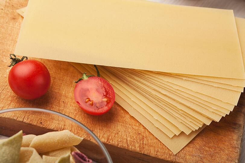 Im nächsten Schritt auf dem Weg zur perfekten Lasagne werden die Nudelplatten in eine ofenfeste Auflaufform gelegt, die Fischfilets sowie die Béchamelsauce Schicht für Schicht hinzugefügt und zum Abschuss mit Käse wie etwa Edamer oder Parmesan bedeckt. Das Gericht ist nach etwa 40 bis 50 Minuten im Backofen bei 180 Grad Umluft servierfertig. Dazu passt ein gemischter Salat mit Kichererbsen oder dicken Bohnen. Im nächsten Schritt auf dem Weg zur perfekten Lasagne werden die Nudelplatten in eine ofenfeste Auflaufform gelegt, die Fischfilets sowie die Béchamelsauce Schicht für Schicht hinzugefügt und zum Abschuss mit Käse wie etwa Edamer oder Parmesan bedeckt. Das Gericht ist nach etwa 40 bis 50 Minuten im Backofen bei 180 Grad Umluft servierfertig. Dazu passt ein gemischter Salat mit Kichererbsen oder dicken Bohnen.