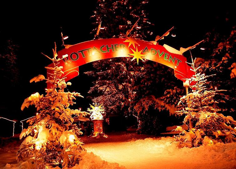Der Ländliche: Hektik ist auf dem Rottacher Adventsmarkt unbekannt. Hier am Tegernsee kann man bummeln, vielleicht eine Wurstsemmel, einen Lebkuchen essen, dazu passt Glühwein etwa 2,50 Euro). Der Markt hat an den vier Adventsamstagen jeweils von 14-19 Uhr in der Kuranlage am See geöffnet.