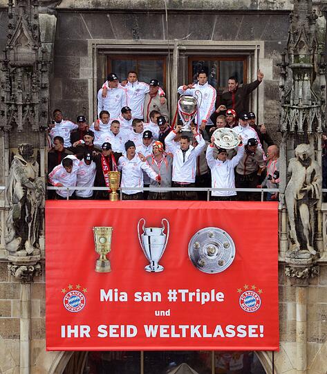 Mia san Triple. Die Bilder von der Bayern-Siegesfeier auf dem Rathaus-Balkon.