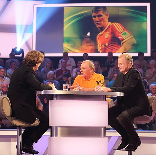 Hermann Gerland (M.) mit Herbert Grönemeyer (r.) im ZDF-Sportstudio. Es war die letzte Sendung von Moderator Michael Steinbrecher (l.). Foto: imago