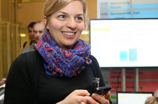 Mit einem Lächeln verfolgt sie die Ergebnisse auf ihrem Smartphone: Olympia-Gegnern Katharina Schulz.