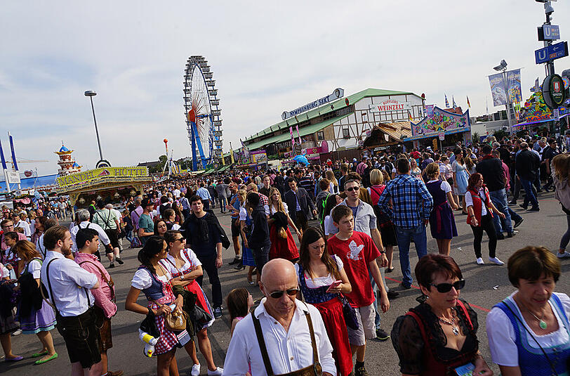 Schnell noch raus auf die Wiesn. In diesem Jahr geht das Oktoberfest einen Tag länger und endet am Montag.