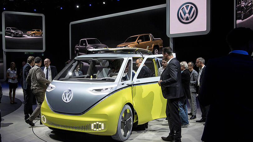 Auf der IAA darf natürlich auch Volkswagen nicht fehlen: Hier stellen die Wolfsburger ihre Konzeptsudie IQ BUZZ vor.