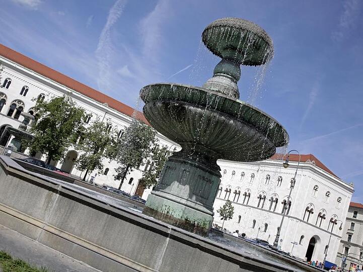 Brunnen vor dem Hauptgebäude der Ludwig-Maximilians-Universität. Foto: Andreas Gebert/Archivbild