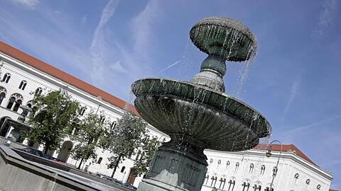 Brunnen vor dem Hauptgebäude der Ludwig-Maximilians-Universität. Foto: Andreas Gebert/Archivbild