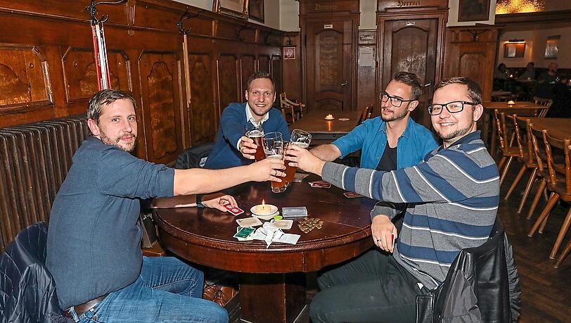 "Hauptsach is doch, dass wir zamsitzen dürfen." Der Schafkopf-Stammtisch mit Florian (39), Max (30, Theo (31) und Marco (30), die im Wirtshaus Fraunhofer karteln. Fotos: