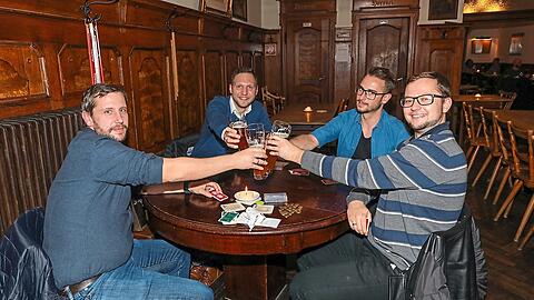 "Hauptsach is doch, dass wir zamsitzen dürfen." Der Schafkopf-Stammtisch mit Florian (39), Max (30, Theo (31) und Marco (30), die im Wirtshaus Fraunhofer karteln. Fotos: