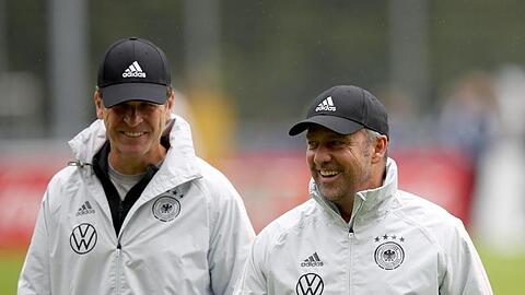 DFB-Direktor Oliver Bierhoff (l) und Bundestrainer Hansi Flick.