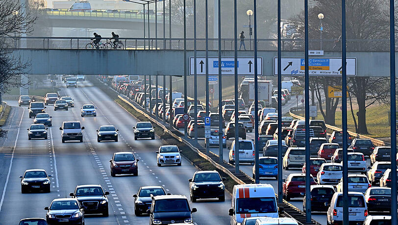 Blick auf den Verkehr auf dem Mittleren Ring: Die Stickstoffdioxid-Belastung ist im ersten Halbjahr 2023 deutlich gesunken. (Archivbild)