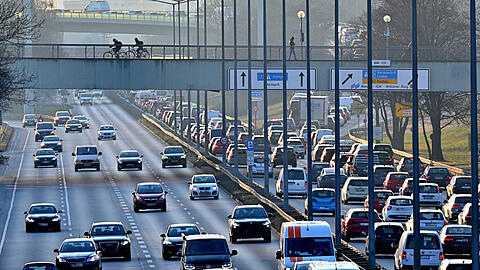 Blick auf den Verkehr auf dem Mittleren Ring: Die Stickstoffdioxid-Belastung ist im ersten Halbjahr 2023 deutlich gesunken. (Archivbild)