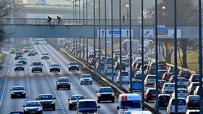 Blick auf den Verkehr auf dem Mittleren Ring: Die Stickstoffdioxid-Belastung ist im ersten Halbjahr 2023 deutlich gesunken. (Archivbild)