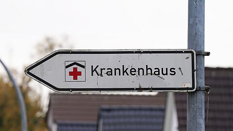 Ein Hinweisschild mit der Aufschrift "Krankenhaus" weist den Weg zur Klinik.
