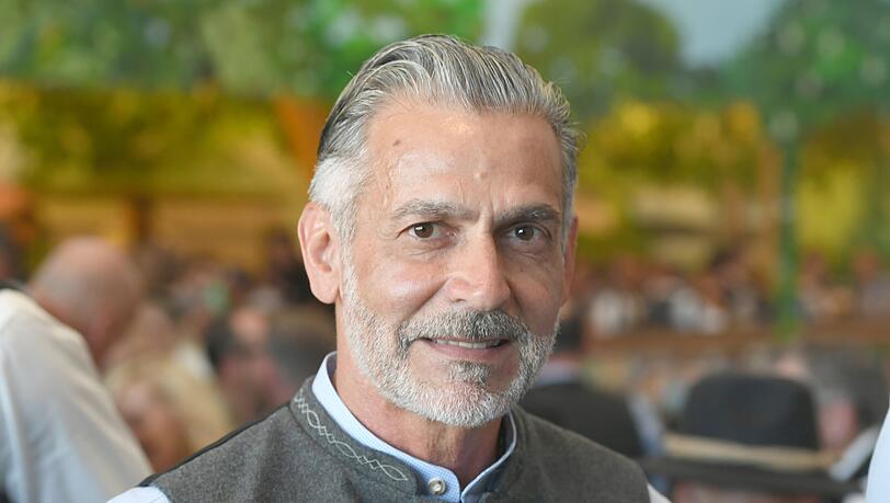 Der Trainer des TSV 1860 Maurizio Jacobacci feiert beim Wiesn-Besuch.