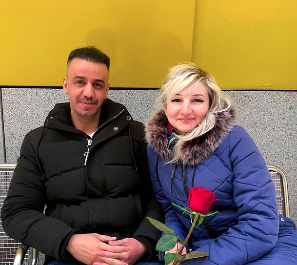 Khedr Hasan (42) und Mariia Krupa (42) kommen von einem Rendezvous. Khedr Hasan (42) und Mariia Krupa (42) kommen von einem Rendezvous.