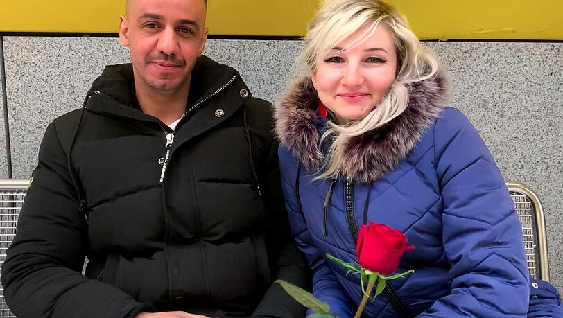 Khedr Hasan (42) und Mariia Krupa (42) kommen von einem Rendezvous. Khedr Hasan (42) und Mariia Krupa (42) kommen von einem Rendezvous.
