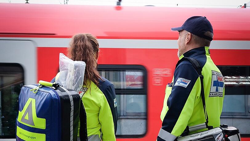 Damit sie im Notfall umfassend versorgen können,
haben die beiden jede Menge Ausrüstung bei sich.