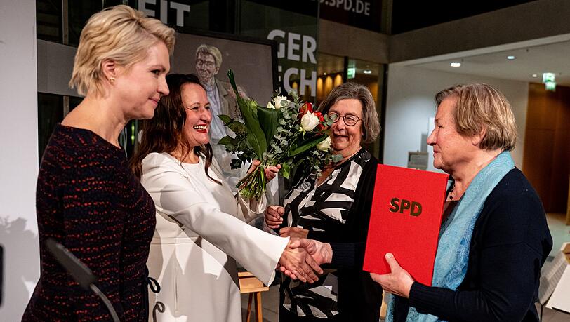 Die SPD hat den Regine-Hildebrandt-Preis verliehen - unter anderem an die Omas gegen Rechts aus Potsdam. Die SPD hat den Regine-Hildebrandt-Preis verliehen - unter anderem an die Omas gegen Rechts aus Potsdam.