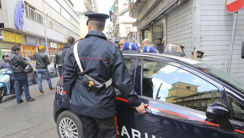Carabinieri nehmen in Neapel einen gesuchten Boss eines Camorra-Clans fest. (Symbolbild)