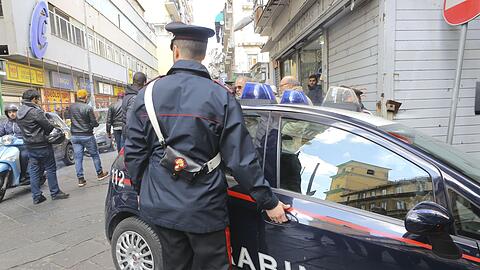 Carabinieri nehmen in Neapel einen gesuchten Boss eines Camorra-Clans fest. (Symbolbild)