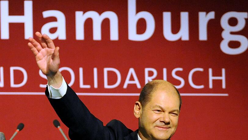 Olaf Scholz: Hamburgs Wahlsieger lässt sich feiern Olaf Scholz: Hamburgs Wahlsieger lässt sich feiern