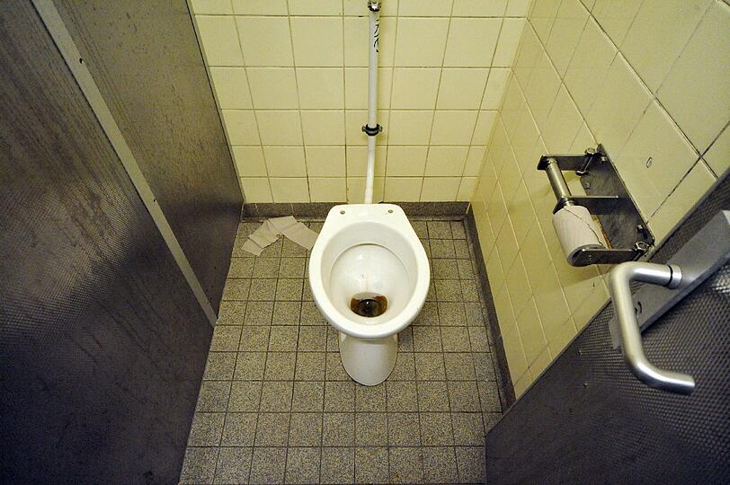Die Stadt schließt die öffentlichen Toiletten und die Münchner sollen auf Klos von Cafés ausweichen.