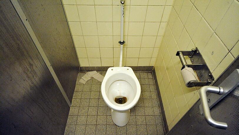 Die Stadt schließt die öffentlichen Toiletten und die Münchner sollen auf Klos von Cafés ausweichen. Die Stadt schließt die öffentlichen Toiletten und die Münchner sollen auf Klos von Cafés ausweichen.