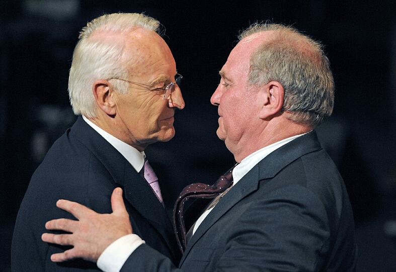 Herzliche Umarmung: Bayern-Präsident Uli Hoeneß.