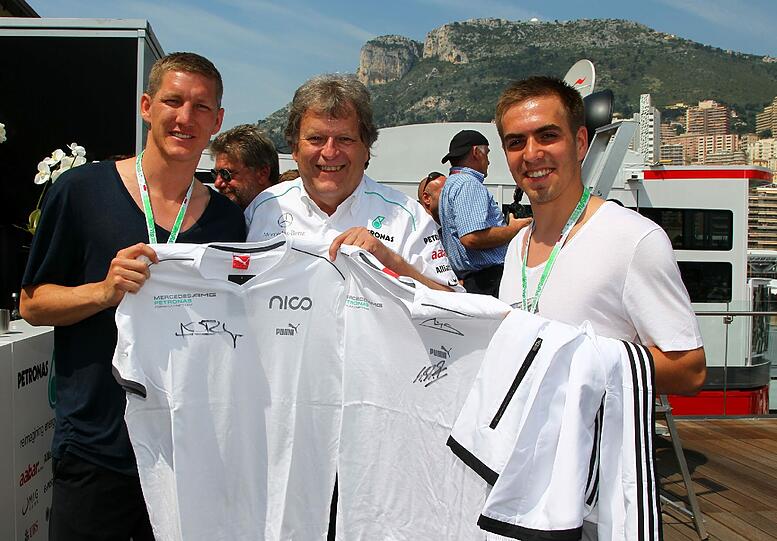Lahm und Schweinsteiger mit Mercedes-Motorsportchef Norbert Haug.