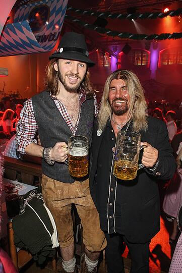 Auch dieses Jahr feierten 2.000 Gäste am Auftakt-Abend der Nacht der Tracht in Dirndl und Lederhosn ein rauschendes Fest im Löwenbräukeller! Bereits zum 12. Mal zapften die Veranstalter Wiesnwirt Christian Schottenhamel und Eventmanager Philip Greffenius beim traditionellen Anstich der Nacht der Tracht das erste Fass gekonnt mit nur zwei Schlägen an, und freuten sich über die gute Stimmung im Festsaal. Die Bilder!