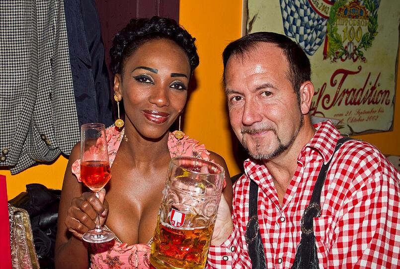 Auch Layla trinkt im Hippodrom statt Bier lieber etwas Spritzigeres.