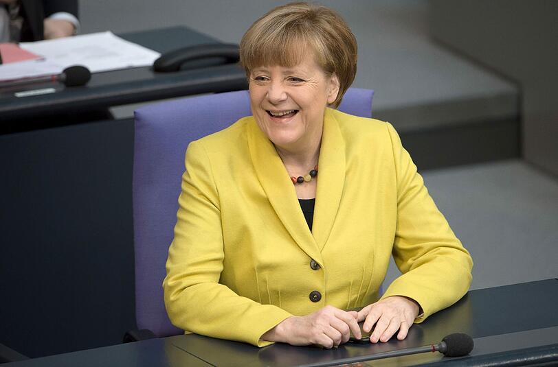Gute Laune im Bundestag: Angela Merkel am Freitag bei der Abstimmung über weitere Hilfsgelder für Griechenland.