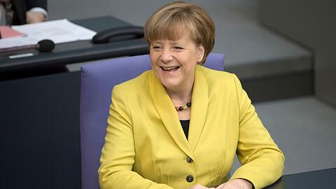 Gute Laune im Bundestag: Angela Merkel am Freitag bei der Abstimmung über weitere Hilfsgelder für Griechenland.