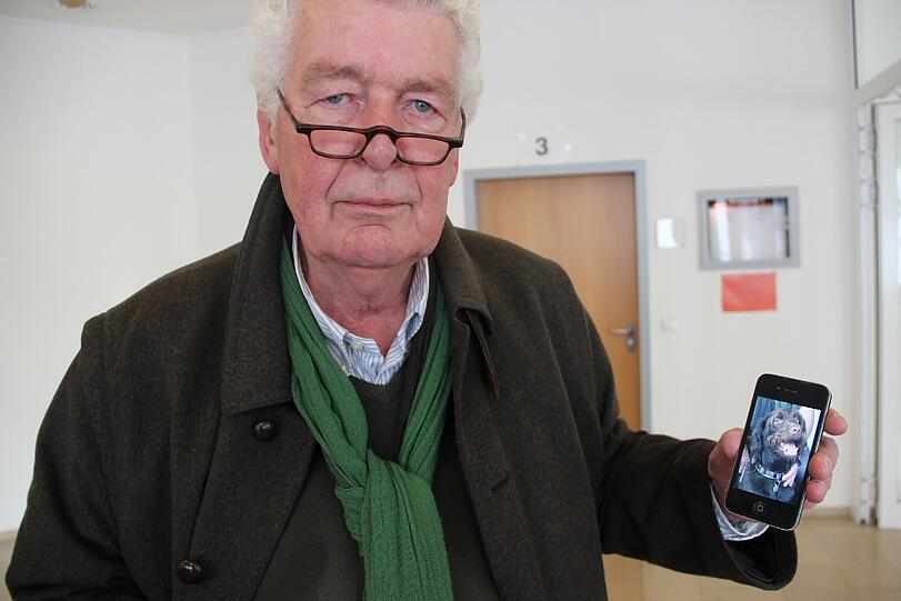 Vor der Verhandlung: Wolfgang S. präsentiert ein Bild von Fiete.