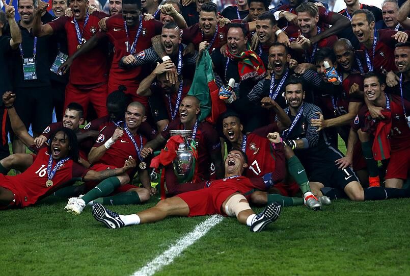 Das Ronaldo-Drama: Auf und Ab des portugiesischen Superstars im EM-Finale gegen Gastgeber Frankreich. Die einmaligen Bilder von Ronaldo, der von der tragischen Figur zum weltbesten Co-Trainer mutierte und dann zum großen Triumphator wurde.