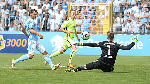 Löwen-Keeper Marco Hiller gegen Markus Mendler vom FC Saarbrücken.