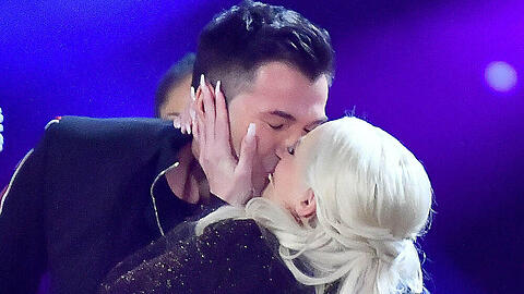 Lucas Cordalis und Daniela Katzenberger küssen sich in der Sendung "Schlagerchampions - Das große Fest der Besten"