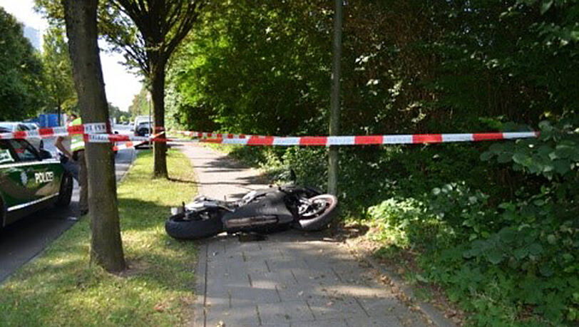 Hinüber: Völlig demoliert liegt die Yamaha in der Fischer-von-Erlach-Straße auf dem Gehweg. Hinüber: Völlig demoliert liegt die Yamaha in der Fischer-von-Erlach-Straße auf dem Gehweg.