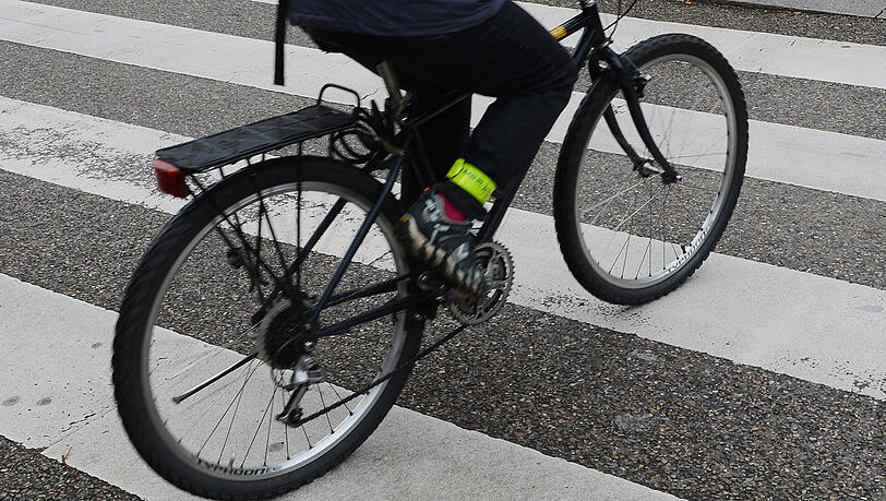 Die Radfahrerin wurde auf dem Zebrastreifen frontal von einem Auto erfasst. (Symbolfoto) Die Radfahrerin wurde auf dem Zebrastreifen frontal von einem Auto erfasst. (Symbolfoto)