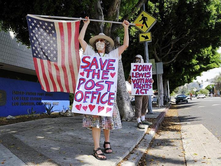 Protest vor einem Postamt in Los Angeles. Demokraten haben den Verdacht geäußert, der von Präsident Donald Trump ernannte Post-Chef Louis DeJoy wolle die Briefwahl behindern.