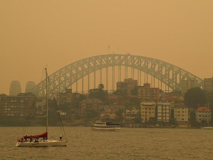 Die Sydney Harbour Bridge in Rauch gehüllt.