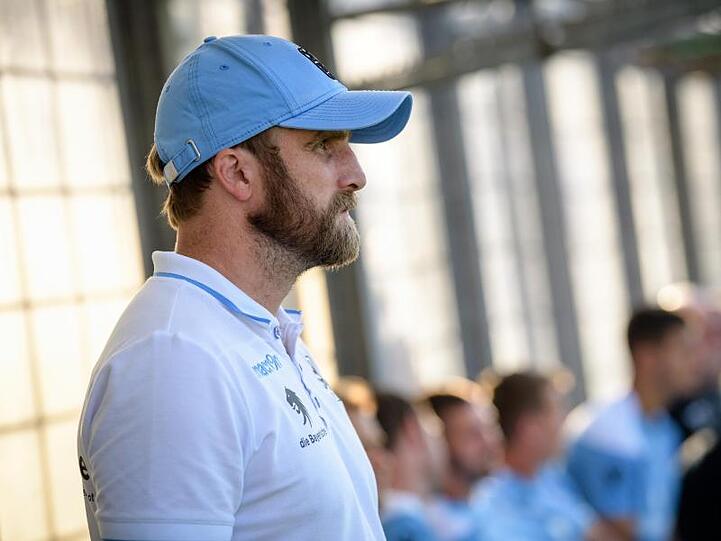 Trainer Daniel Bierofka von 1860 München steht vor Spielbeginn am Spielfeldrand. Foto: Matthias Balk/Archivbild