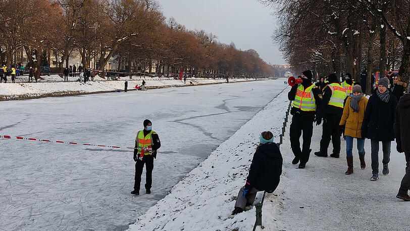 Die Polizei räumt mit einem gespannten Flatterband den Kanal. Per Durchsage wird vor Rissen im Eis gewarnt. Die Polizei räumt mit einem gespannten Flatterband den Kanal. Per Durchsage wird vor Rissen im Eis gewarnt.