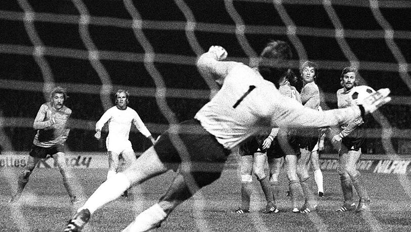 Ein Schuss für die Ewigkeit. Franz "Bulle" Roth (2.v.l.) erinnert sich an sein Final-Tor gegen St.-Etienne: "Das war ein Gewaltschuss, aber mit guter Schusstechnik".