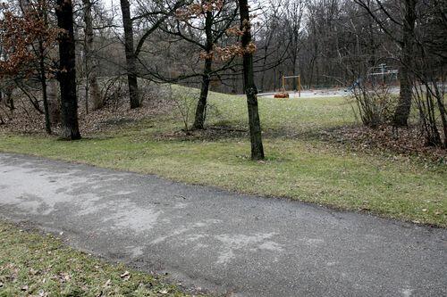 Präparierte Köder in der Grünanlage: Hier - in der Nähe der Menzostraße - wurde Wurst mit Metallstiften ausgelegt.