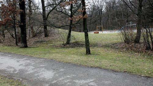 Präparierte Köder in der Grünanlage: Hier - in der Nähe der Menzostraße - wurde Wurst mit Metallstiften ausgelegt. Präparierte Köder in der Grünanlage: Hier - in der Nähe der Menzostraße - wurde Wurst mit Metallstiften ausgelegt.