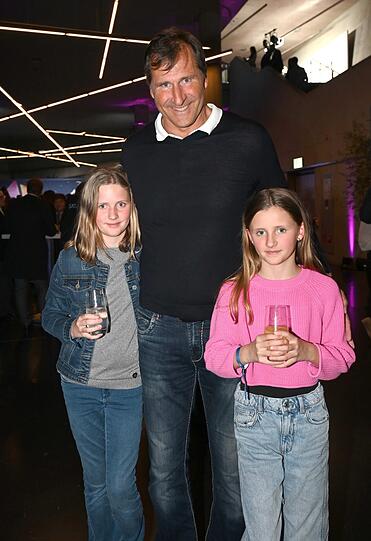 Stolzer Papa: Lars Riedel mit seinen Töchtern Emma und Paula.
