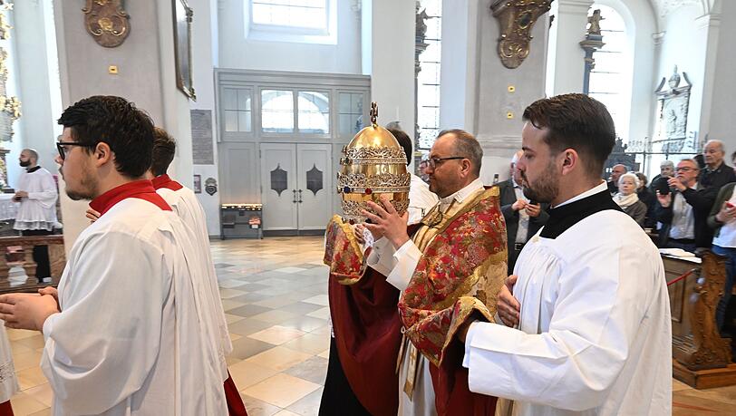 Pfarrer Daniel Lerch brachte in der Kirche St. Peter die Tiara zum Altar. Pfarrer Daniel Lerch brachte in der Kirche St. Peter die Tiara zum Altar.